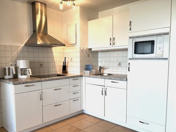 Køleskab, mikrobølgeovn, kaffe-/temaskine, elkedel