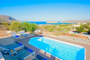 Piscina all'aperto, lettini