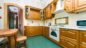 Apartamento | Cozinha privada | Geladeira grande, micro-ondas, fogão, cooktop