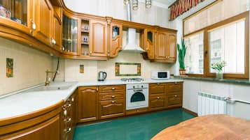 Apartamento | Cozinha privada | Geladeira grande, micro-ondas, fogão, cooktop