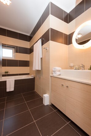 Villa Superior - 2 sovrum - privat pool - havsutsikt | Badrum | Hårtork, handdukar och toalettpapper