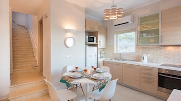 Superior Villa, 2 Bedrooms, Private Pool, Sea View | In-room dining