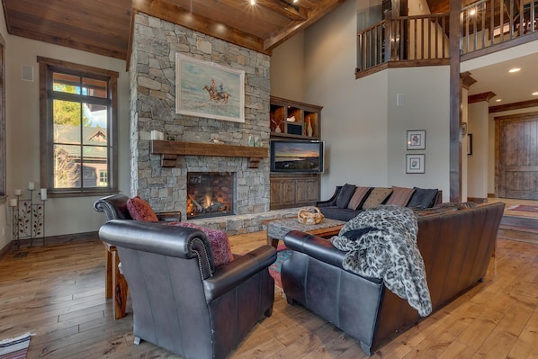 TV, fireplace