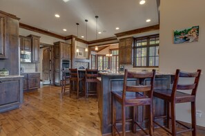 Dining - Monthly Lease - Morningstar By Tahoe Getaways - Luxury Grays Crossing 4 BR w Pool Table (Truckee)