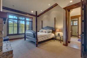 4 bedrooms, iron/ironing board, free WiFi, bed sheets
