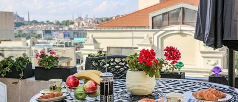 تناول الطعام بالخارج