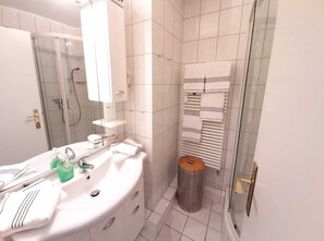 Douche, séchoir à cheveux, serviettes fournies