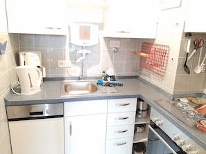 Kühlschrank, Mikrowelle, Ofen, Geschirrspüler