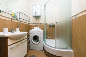 Appartement | Salle de bain | Douche, articles de toilette (gratuits), séchoir à cheveux, pantoufles