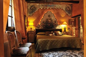 Minibar, individually decorated, individually furnished, desk