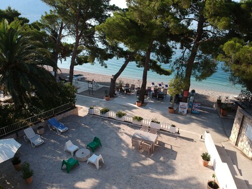 DREAMING SITUATION! Only 20 m to the beach. Family-friendly, WLAN free of charge, parking lot!