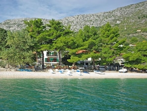 Plage, chaises longues, serviettes de plage