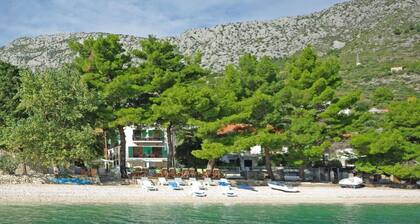 DREAMING SITUATION! Only 20 m to the beach. Family-friendly, WLAN free of charge, parking lot!