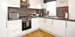 Apartment | Private kitchen | Fridge, microwave, oven, stovetop - Inverurie Apartments - Town & Country (Inverurie)