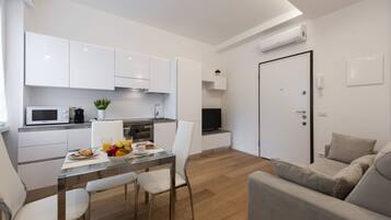 Een modern appartement met keuken, eetruimte en woonkamer.