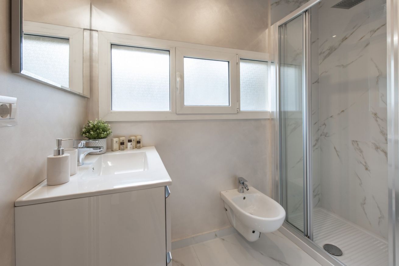 Een douche, een haardroger, een bidet, handdoeken