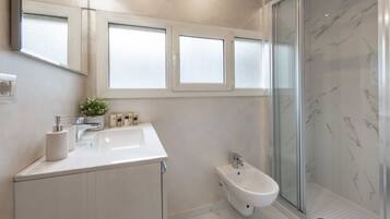 Een douche, een haardroger, een bidet, handdoeken