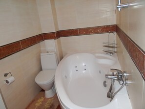 Appartement | Salle de bain | Baignoire, baignoire à remous, séchoir à cheveux, pantoufles