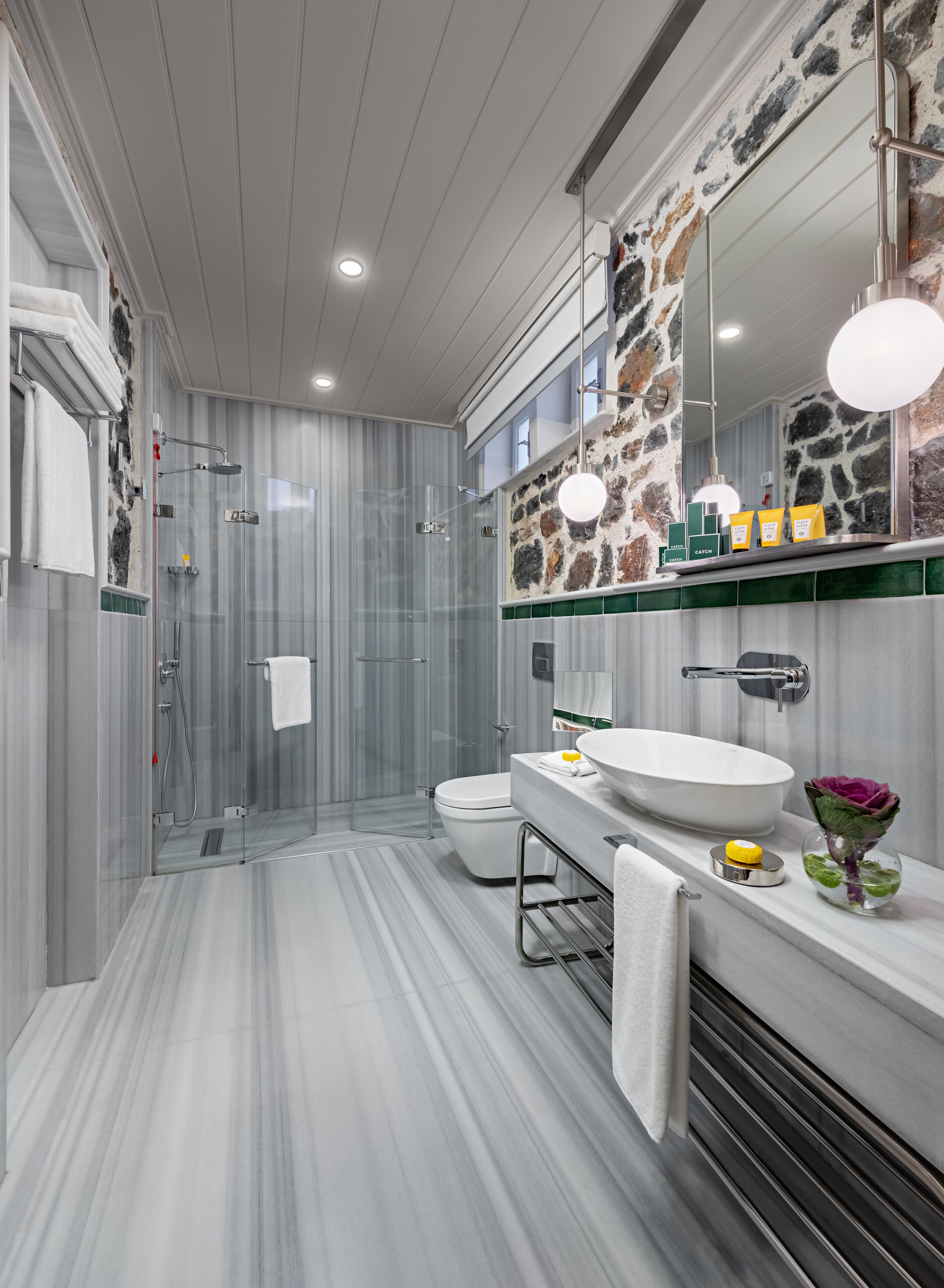 Shower, rainfall showerhead, free toiletries, hair dryer