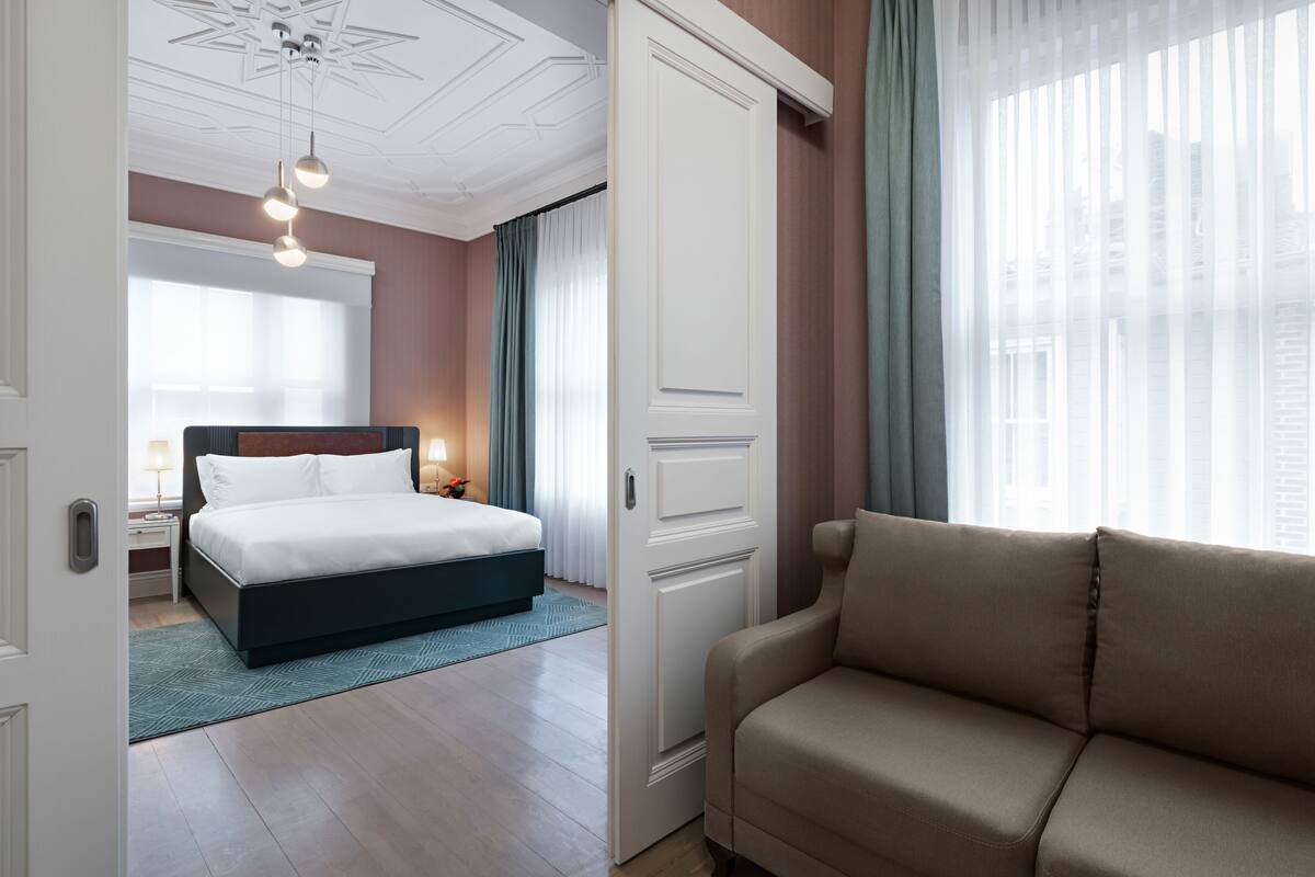 Egyptian cotton sheets, premium bedding, pillow-top beds, minibar