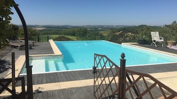 Una piscina al aire libre de temporada