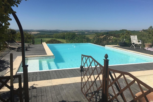 Una piscina al aire libre de temporada