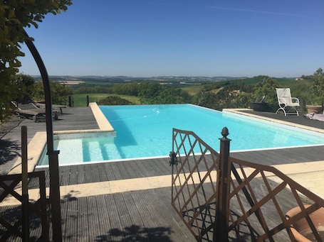 Una piscina al aire libre de temporada