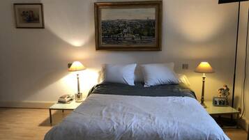 Double Room (N°1 - Private shower, shared toilets) | Desk, free WiFi, bed sheets