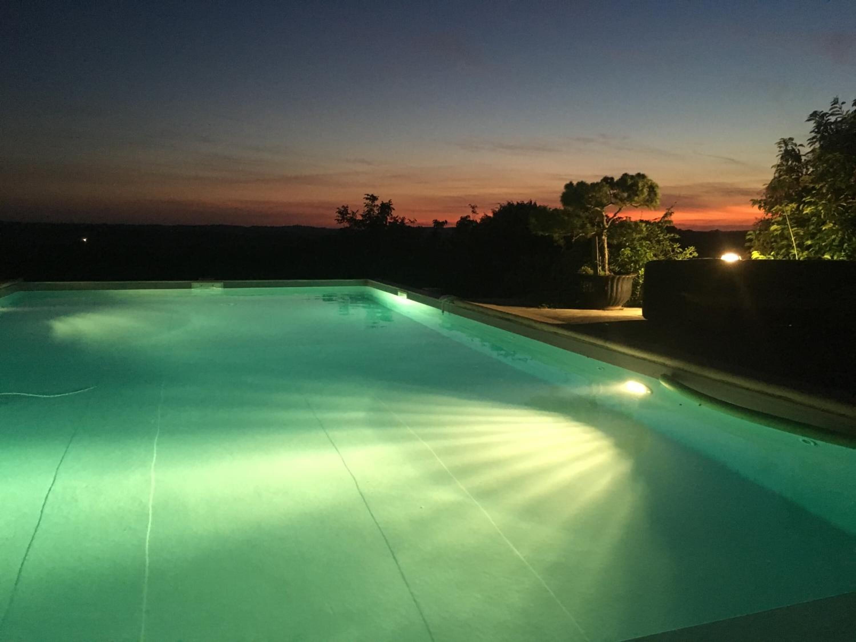 Una piscina al aire libre de temporada