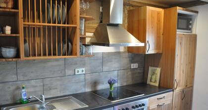 Historiallinen: Elben rinteen juurella, lähellä Sinistä ihmettä, suoraan Elben pyörätiellä.