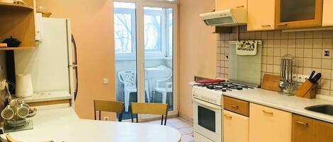 Apartment | Dapur peribadi | Peti sejuk/penyejuk beku saiz penuh, ketuhar gelombang mikro, ketuhar