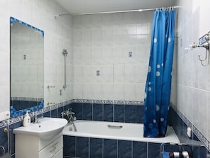 Apartment | Badezimmer | Dusche, Haartrockner, Hausschuhe, Handtücher