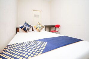 Economy Double Room - OYO Life 2090 Ratna Backpacker Syariah (Probolinggo)