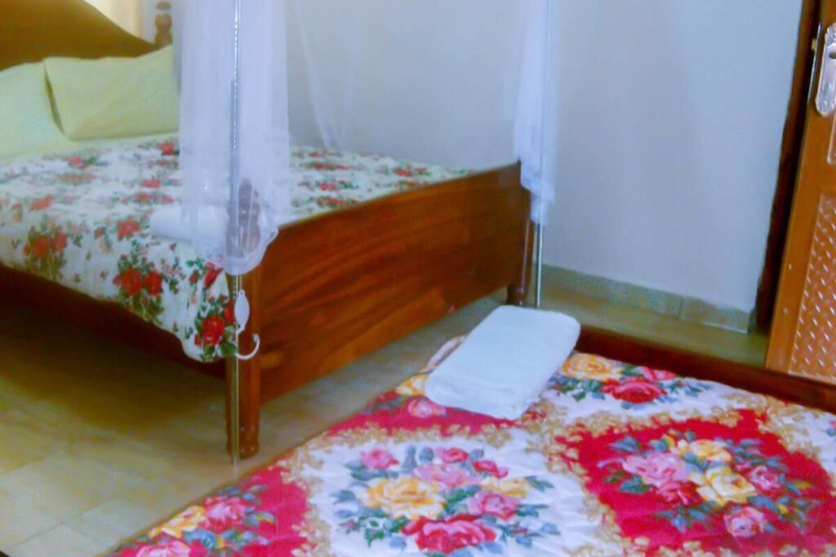 Ghana | Iron/ironing board (on request), WiFi (free), bed sheets