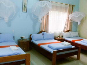 Tabla de planchar con plancha, wifi gratis y ropa de cama 