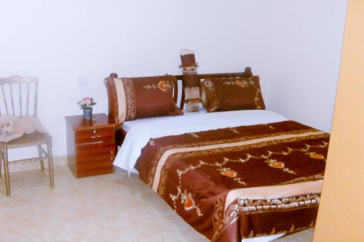 Kenya | Iron/ironing board (on request), WiFi (free), bed sheets