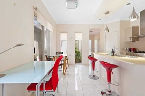 Dining - Impeccable Modern 1 Bedroom Apartment ~ Taringa (Taringa)