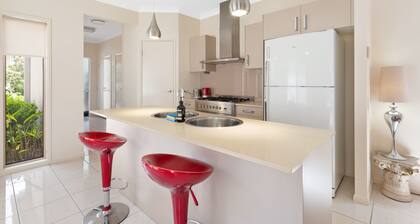 Impeccable Modern 1 Bedroom Apartment ~ Taringa