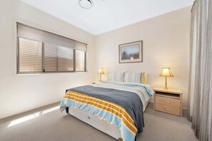 1 bedroom, desk, iron/ironing board, travel cot - Impeccable Modern 1 Bedroom Apartment ~ Taringa (Taringa)