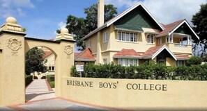 Exterior - Impeccable Modern 1 Bedroom Apartment ~ Taringa (Taringa)