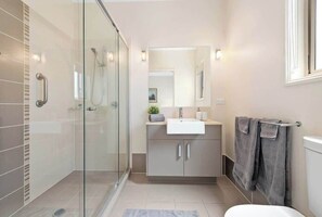 Shower, hair dryer, towels, soap - Impeccable Modern 1 Bedroom Apartment ~ Taringa (Taringa)