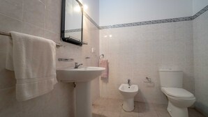Deluxe Villa | Bathroom sink - LA VIlla Flor (Negombo)