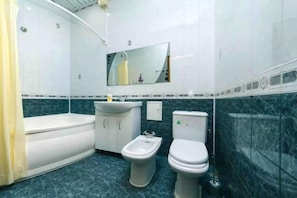 Appartement | Salle de bain | Douche, séchoir à cheveux, pantoufles, serviettes fournies