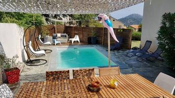 Una piscina al aire libre, una piscina climatizada