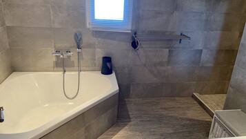 Ensemble douche/baignoire, sèche-cheveux, serviettes fournies