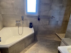 Combined shower/bathtub, hair dryer, towels - Villa "Chjosella" (Santa Reparata di Balagna)