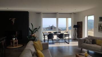 Televisie en een open haard