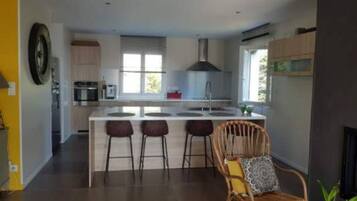 Frigorífico, microondas, lavavajillas y cafetera o tetera