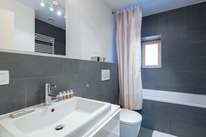 Apartamento panorámico, 1 habitación | Baño | Ducha y bañera combinadas y artículos de higiene personal gratuitos