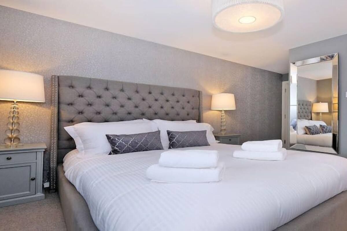 2 bedrooms, desk, iron/ironing board, free rollaway beds